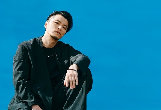 HIP HOPアーティストKREVAさんを起用した大同特殊鋼株式会社のブランディング広告画像その2